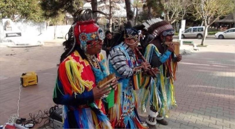 Ekvadorlu Müzik Grubu Tekirdağ´da parkta konser verdi