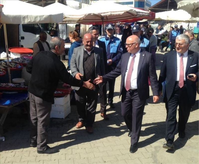 Başkan Eşkinat pazarcı esnafını tezgahları başında ziyaret etti