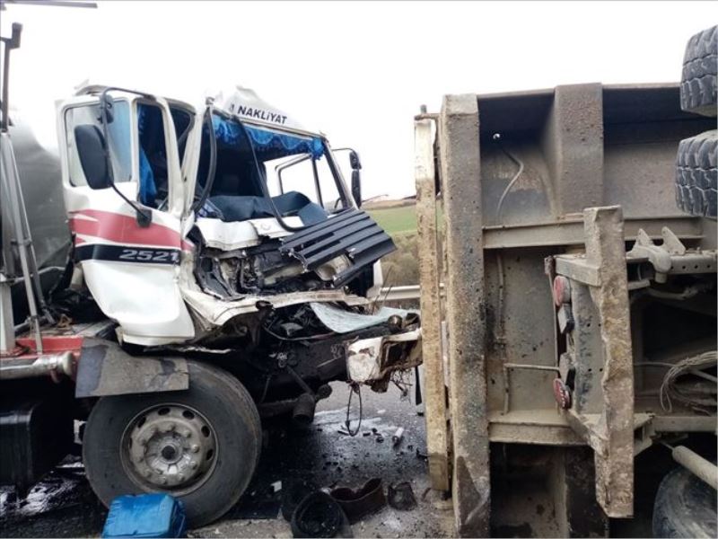 Süt tankeri çarpıştığı kamyonu devirdi: 2 yaralı
