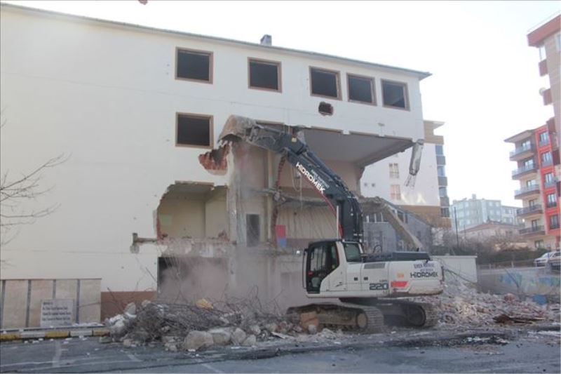 Depreme dayanıksız olduğu tespit edilen okulun yıkımına başlandı