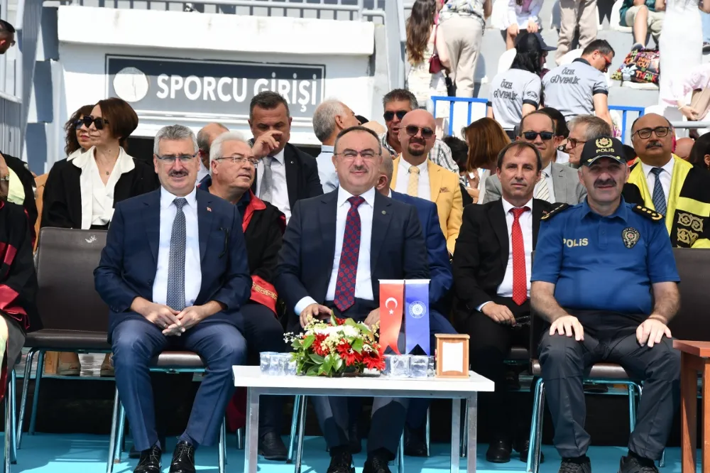 ÜNİVERSİTEMİZ 2024-2025 AKADEMİK YILI LİSANS MEZUNİYET TÖRENİ GERÇEKLEŞTİ