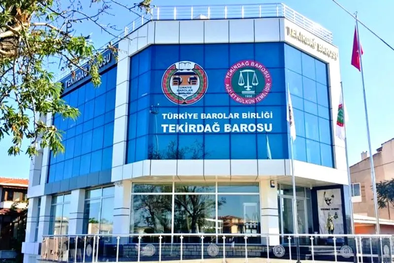 TEKİRDAĞ BAROSU’NDAN GÖZALTI TEPKİSİ: “AVUKATLIK FAALİYETLERİ SUÇ DEĞİLDİR!”